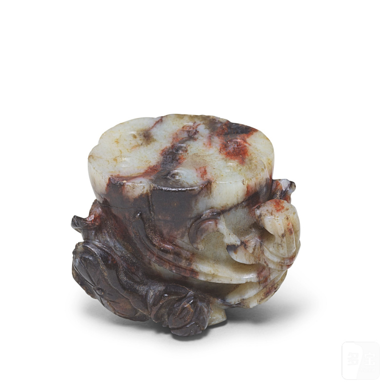 十八/十九世紀 褐玉雕蓮形把件 | A CREAM AND BROWN JADE LOTUS CARVING - 图1